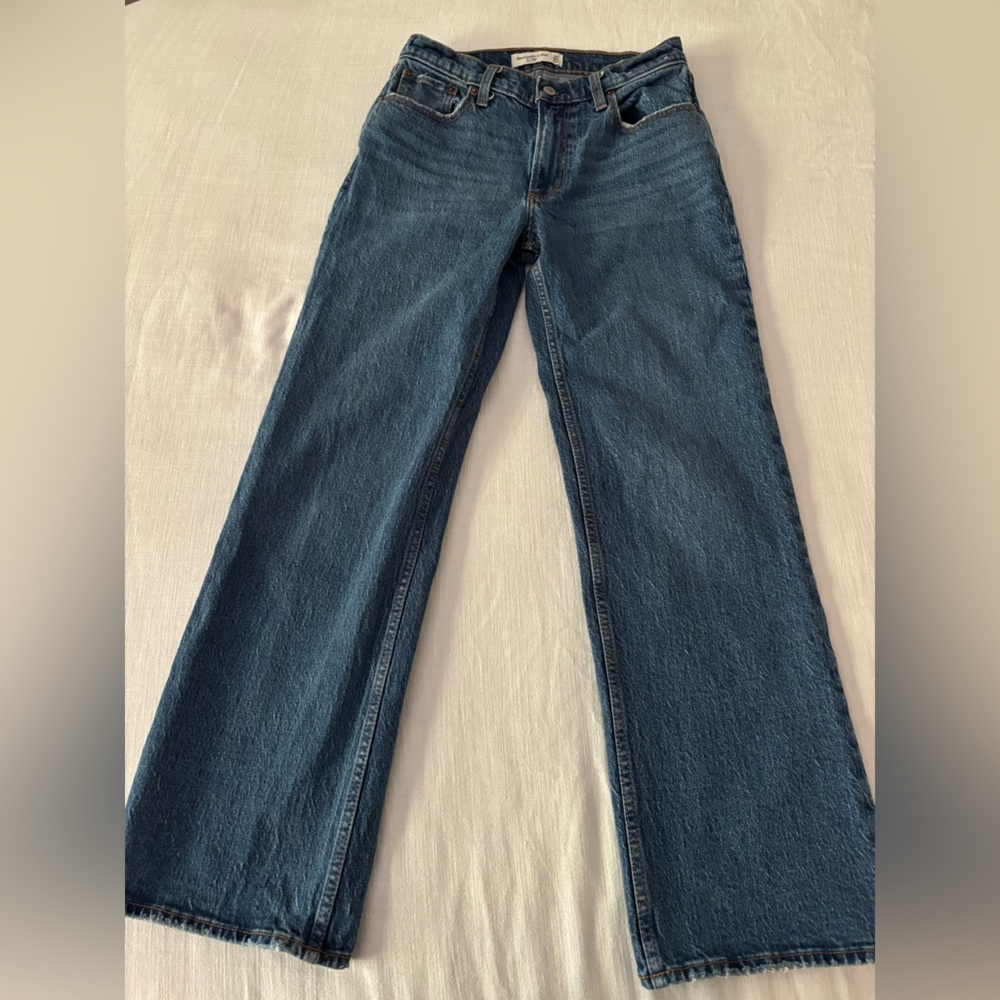 Abercrombie & Fitch Women's Baggy low rise jeans medium wash